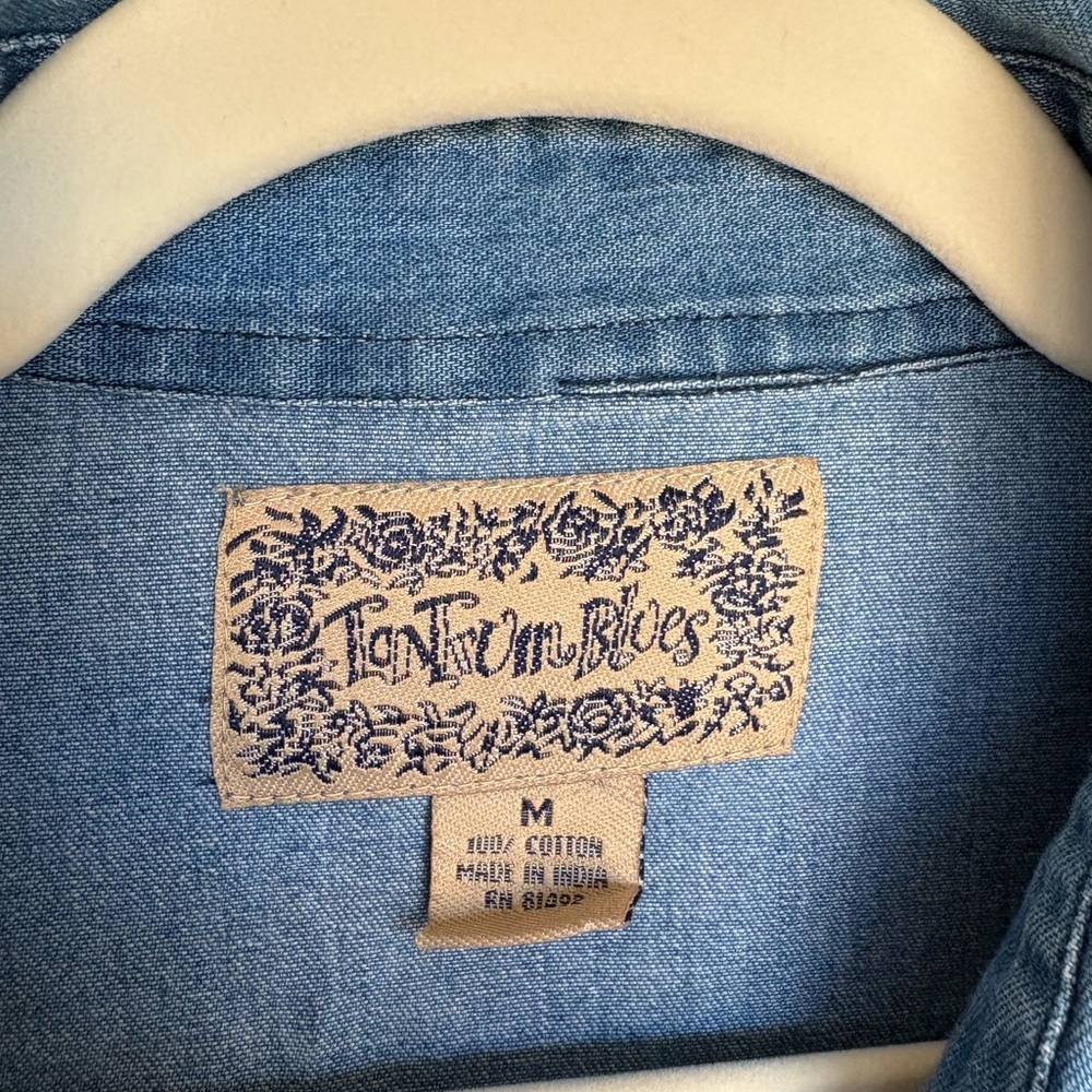 Vintage Denim Button Down Embroidered Floral Shirt Womens Medium 100% Cotton - Picture 6 of 7
